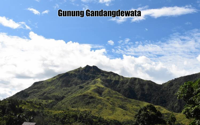 Gunung Gandangdewata Puncak Tertinggi di Sulawesi Barat