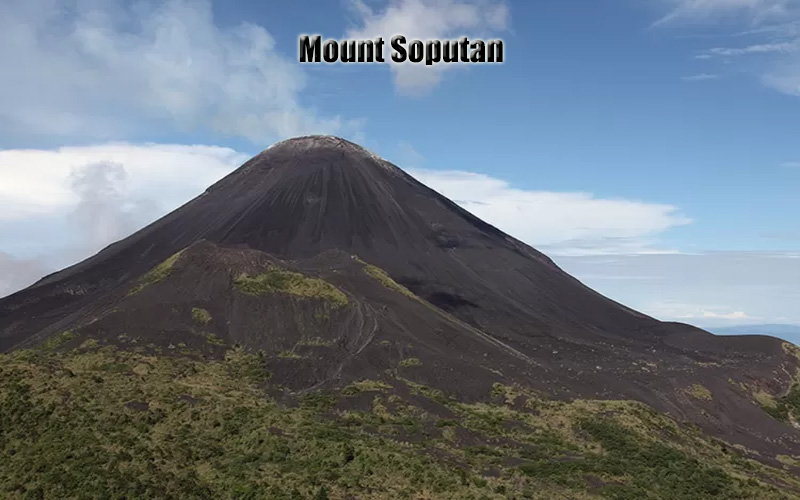 Gunung Soputan Gunung Berapi Aktif di Sulawesi Utara